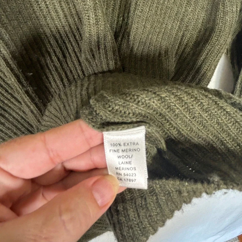 Banana Republic Mens Large Olive Green Extra Fine Merino Wool V-Neck Sweater